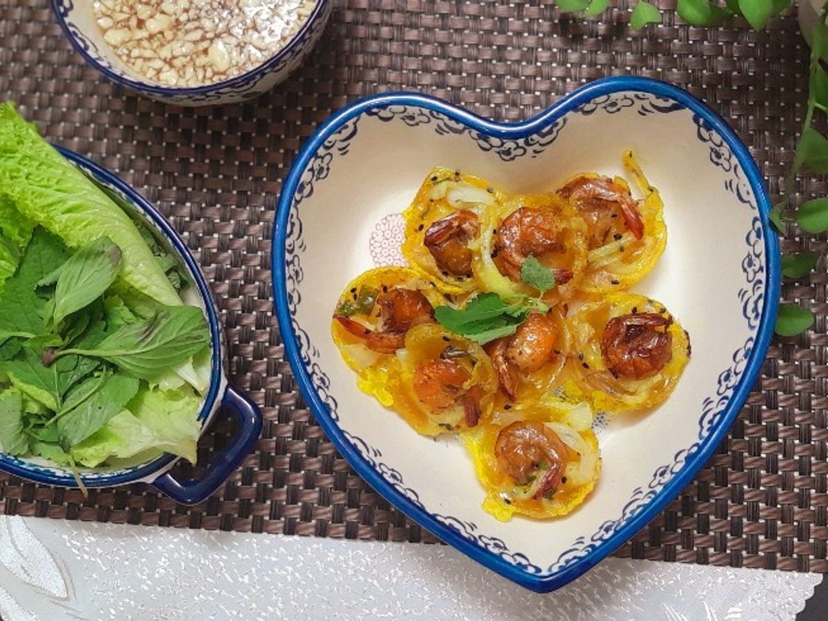 Bánh khọt tôm phiên bản mì lá
