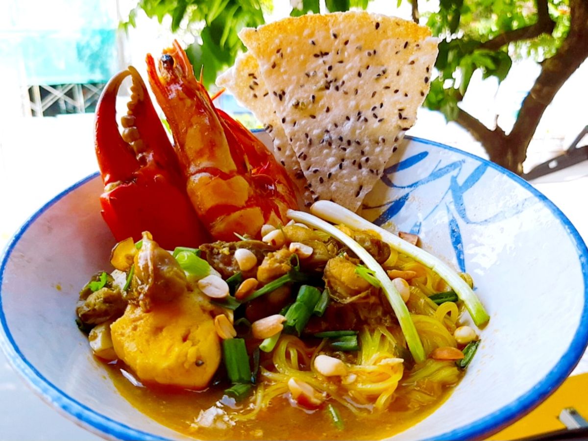 Mì Quảng tôm cua nấu bằng mì Chũ