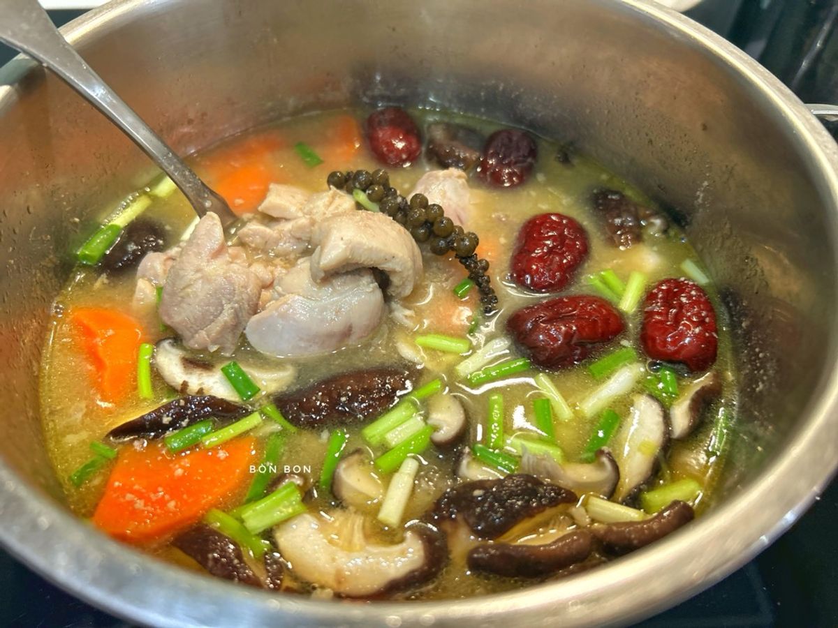 Thịt Má Đùi Gà Nấu Táo Đỏ Pate