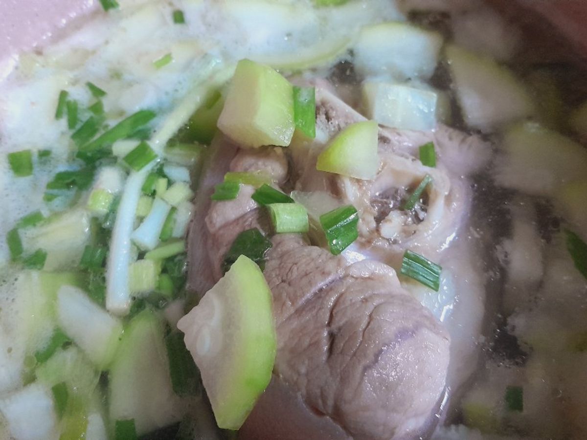 Canh bí đao nấu giò heo