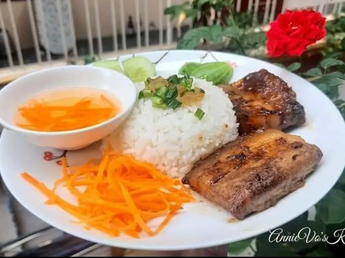 Cơm thịt nướng kèm cà rốt chua ngọt