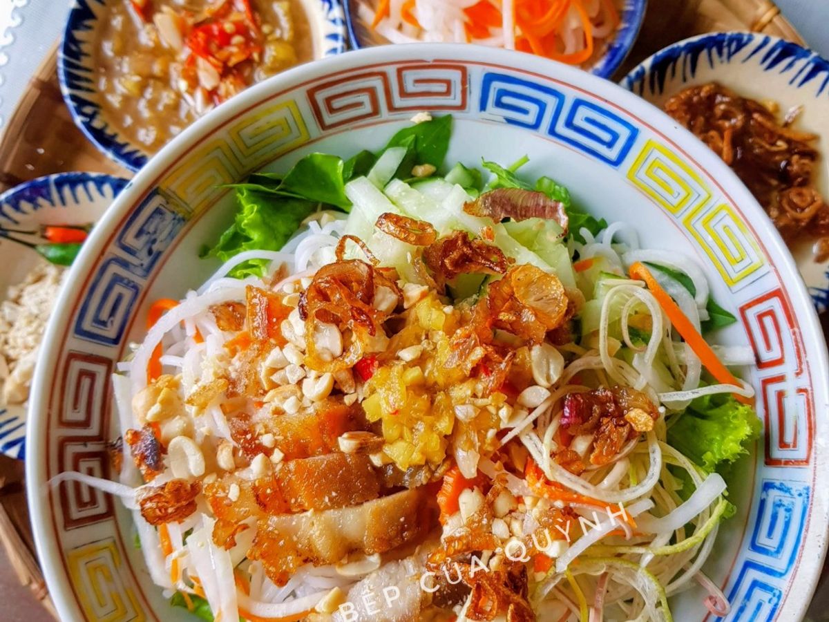 Bún mắm thịt heo chiên giòn