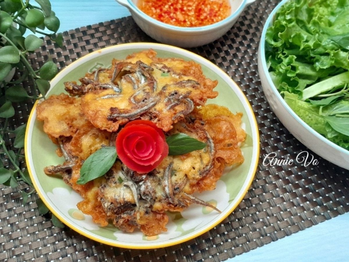 Cá cơm chiên bột cuốn rau sống