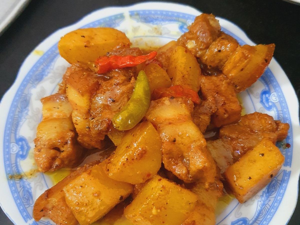 Thịt ba chỉ kho khoai tây