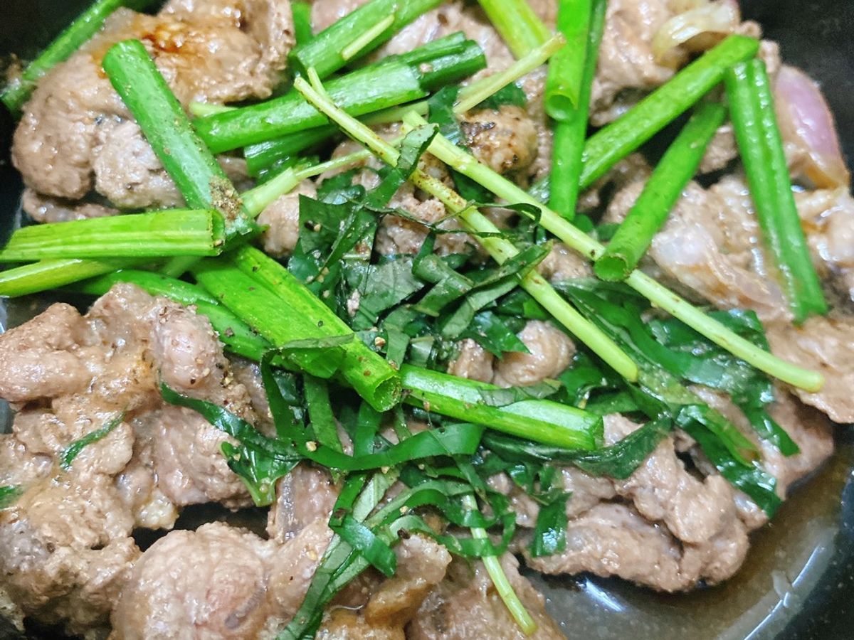 Bò Xào Hành Lá Lốt