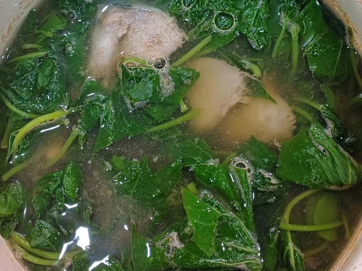 Canh đầu tôm nấu khoai sọ, rau lang