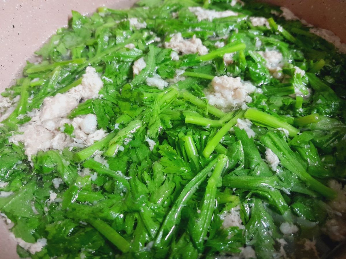 Rau tần ô nấu canh với thịt xay