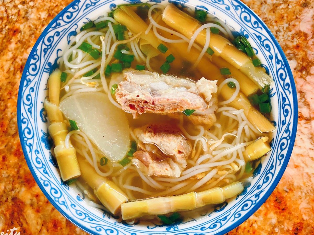 Bún sườn heo măng le