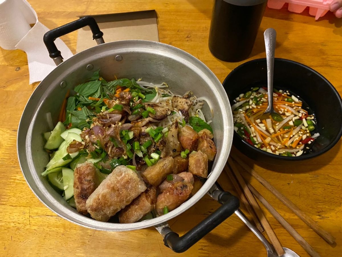 Bún thịt nướng chả giò