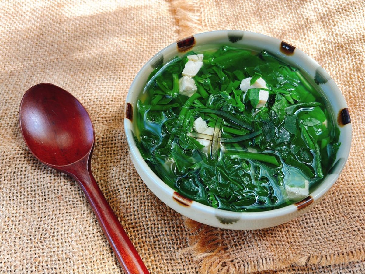 Canh mồng tơi nấu đậu phụ và rong kombu