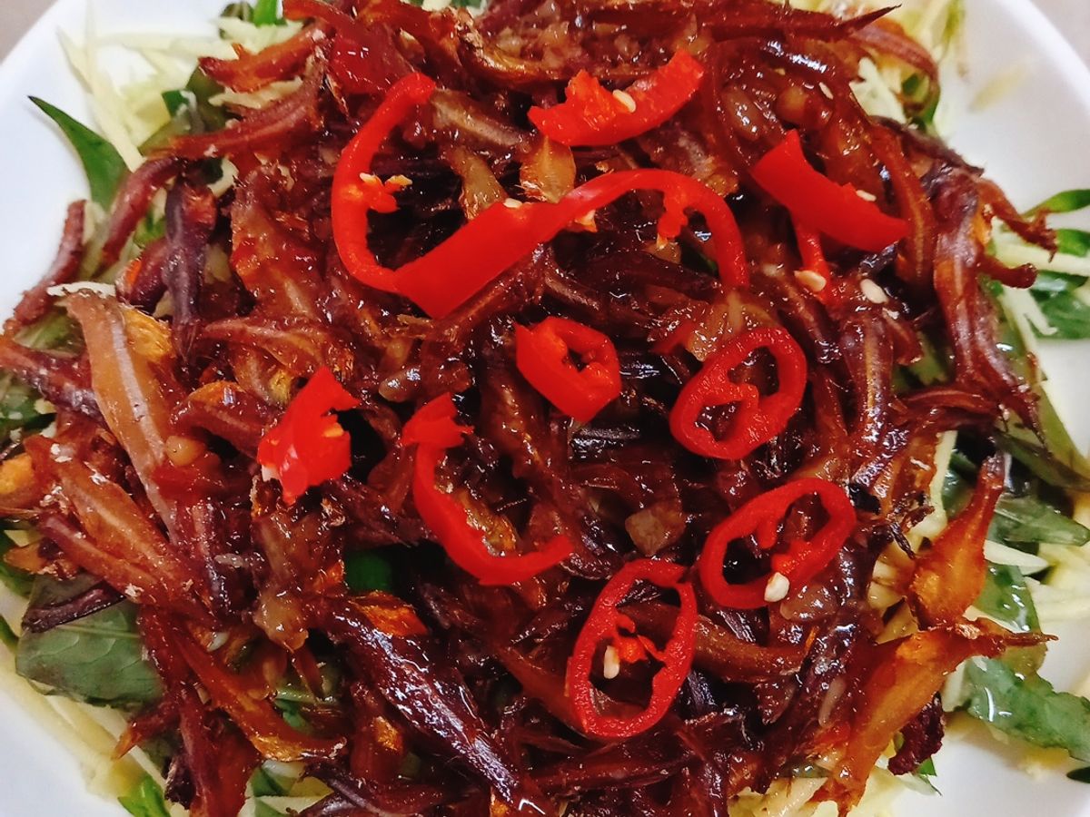 Khô cá cơm trộn gỏi xoài