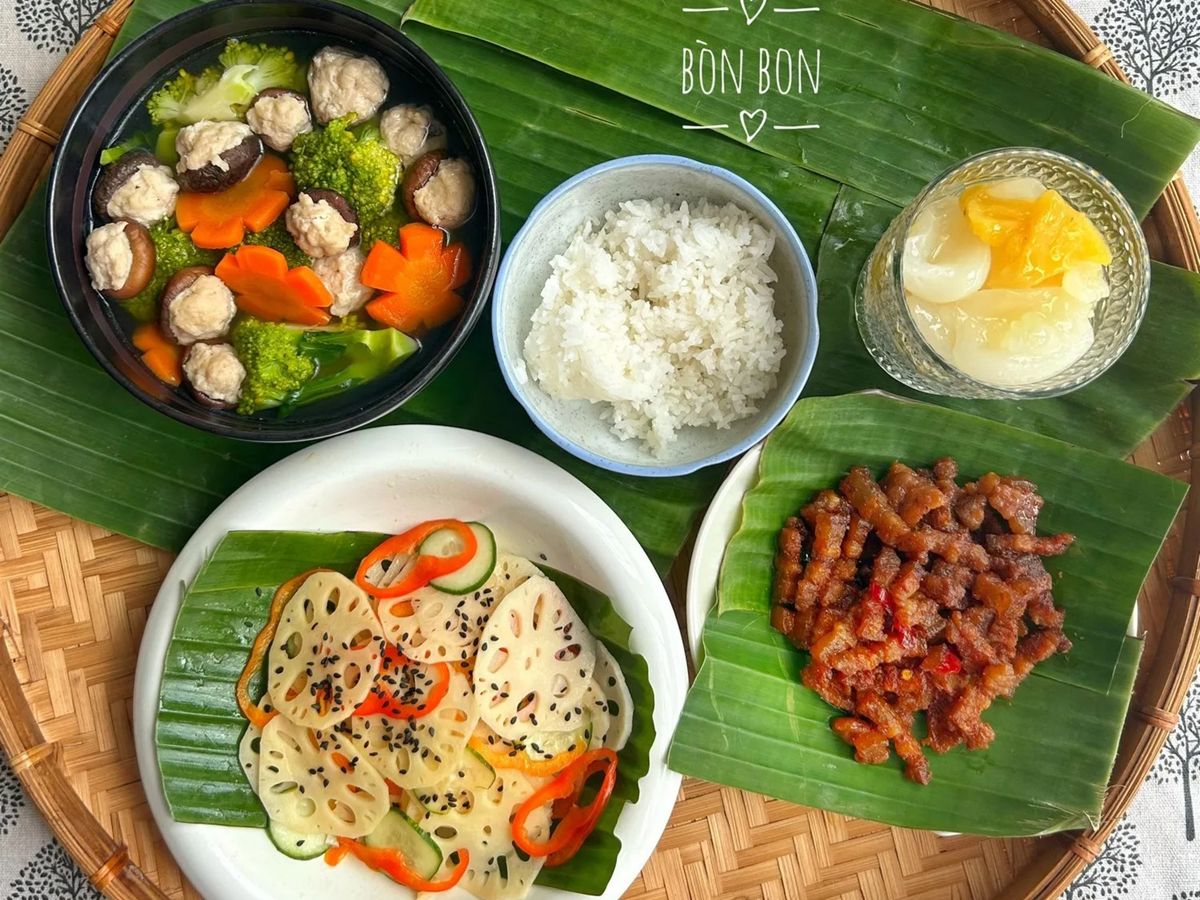 Mâm Cơm Gia Đình Ngon Nhiều Rau Củ Màu Sắc