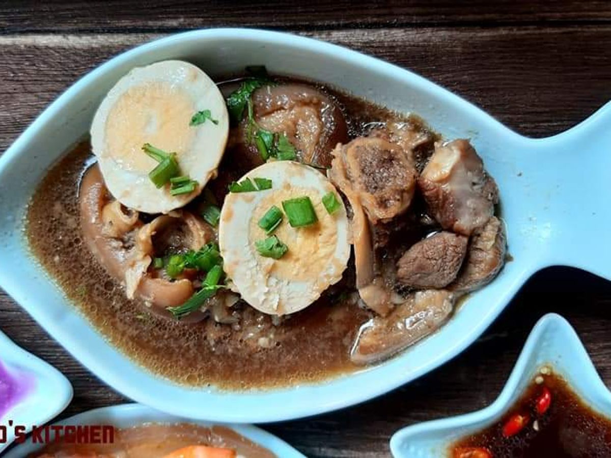 Thịt chân giò kho trứng