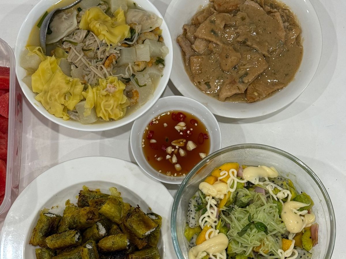 Cơm nhà với nạc lưng heo xào sả cốt dừa, salad hoa quả nhiệt đới, canh củ cải tôm khô nấm kim châm