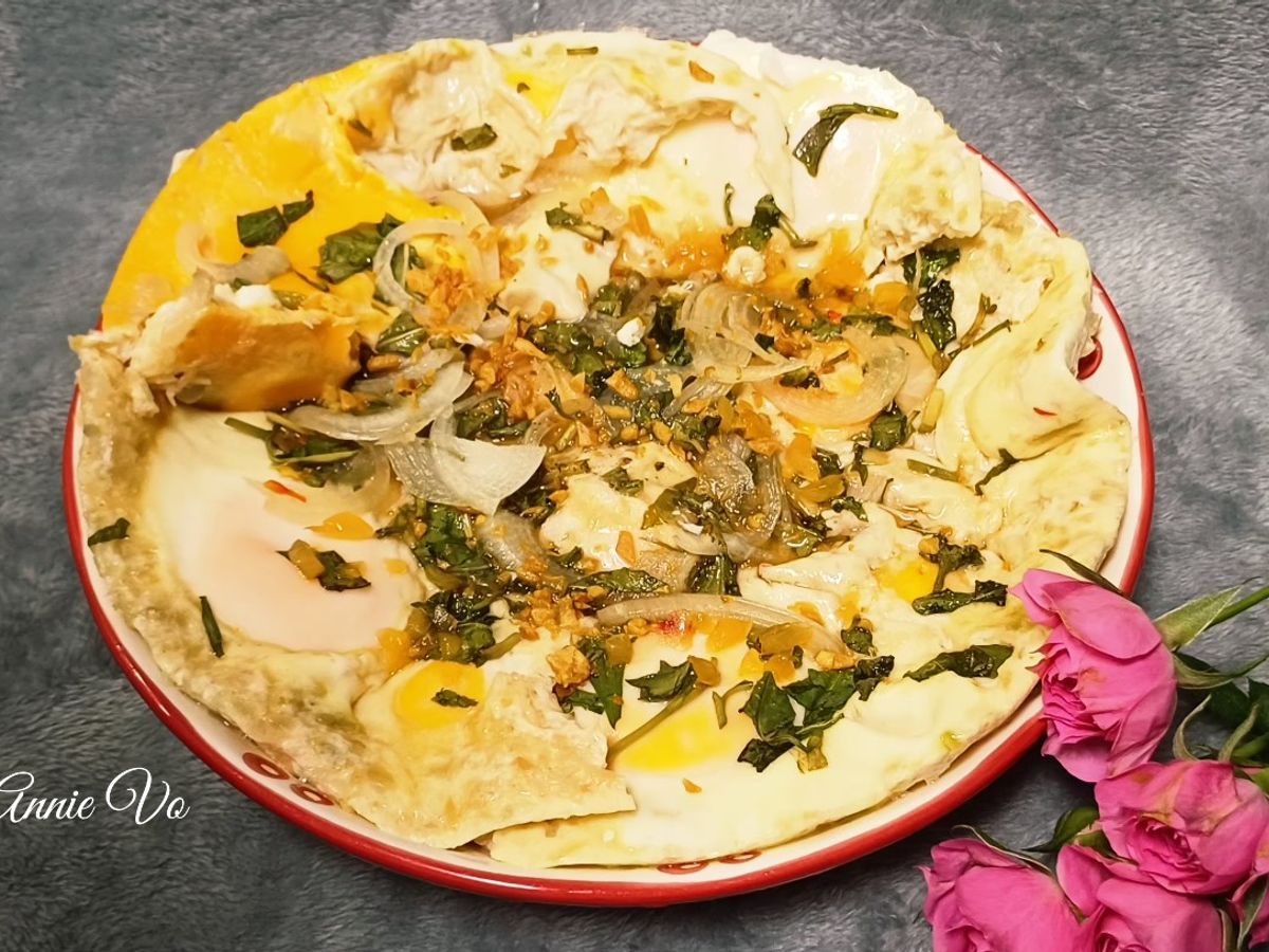 Trứng rim hành tây rau răm