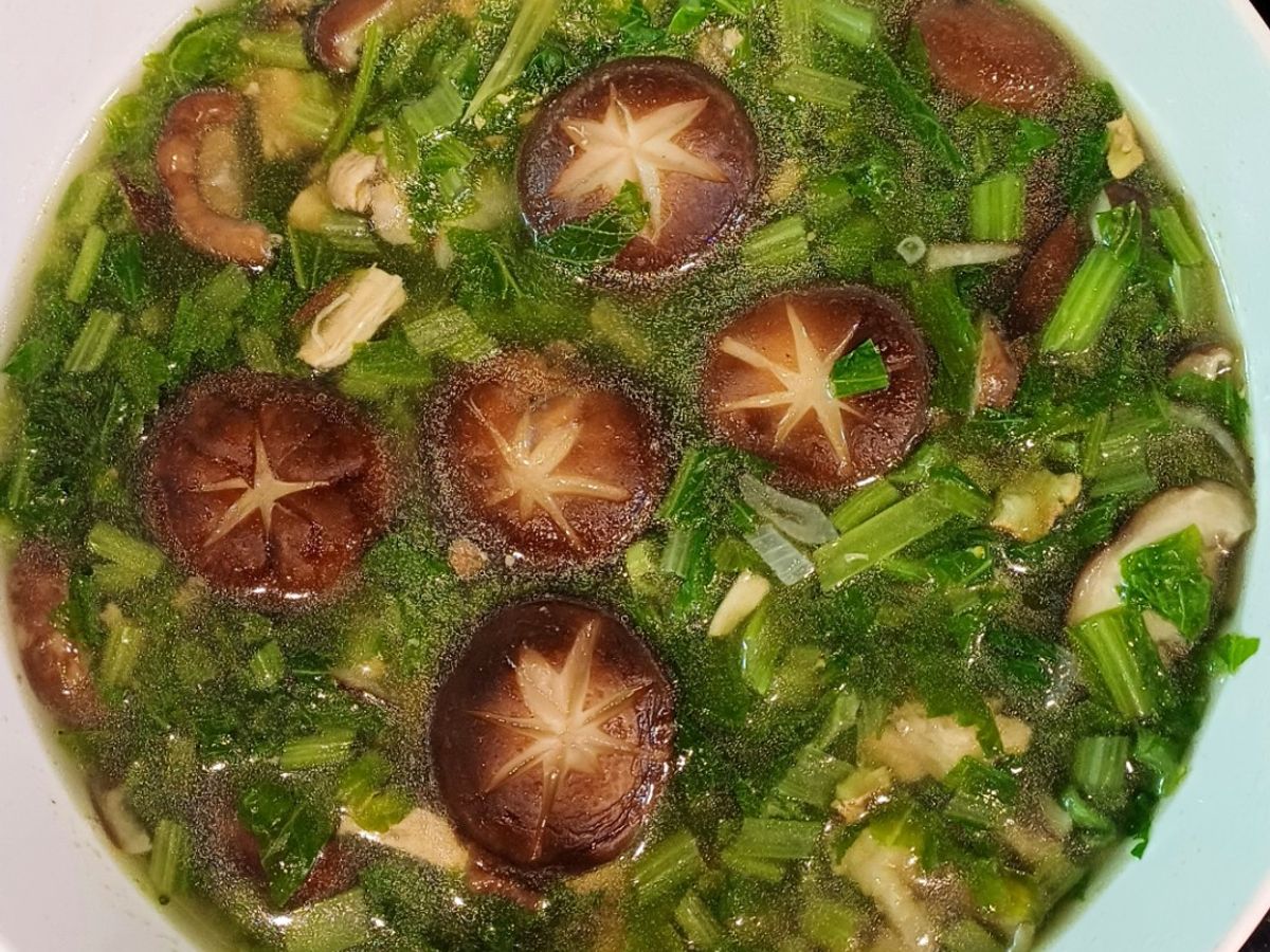 Canh gà nấu cải đắng và nấm đông cô