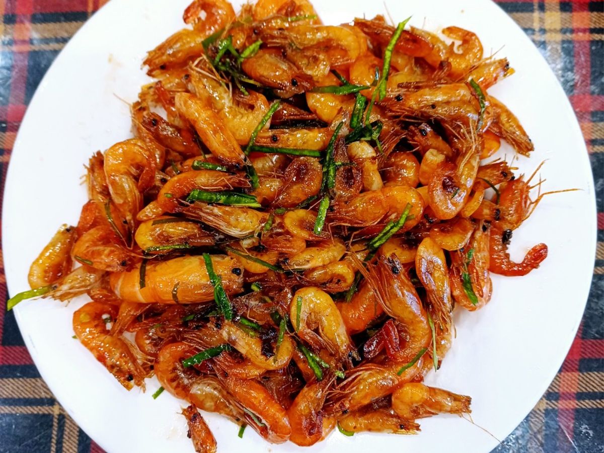 Tôm trứng rang lá chanh