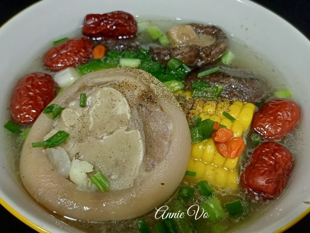 Giò heo hầm táo đỏ kỷ tử