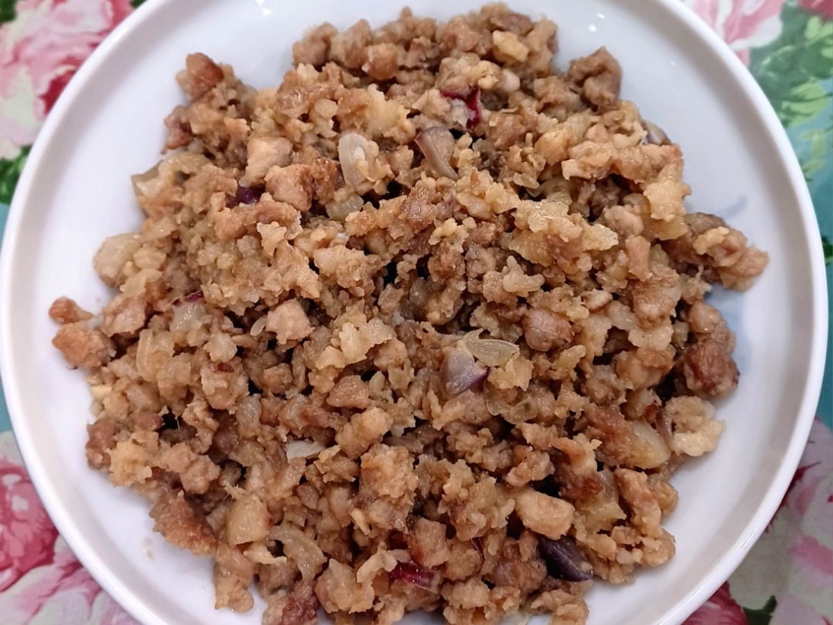 Thịt nạc vai heo rim mắm, hành