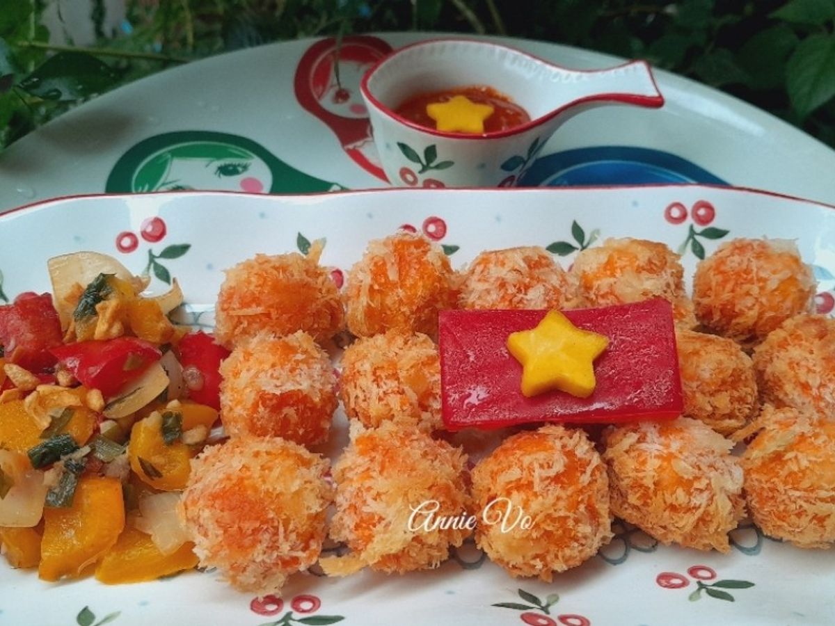 Viên hải sản chiên kèm ớt chuông xào hành tây