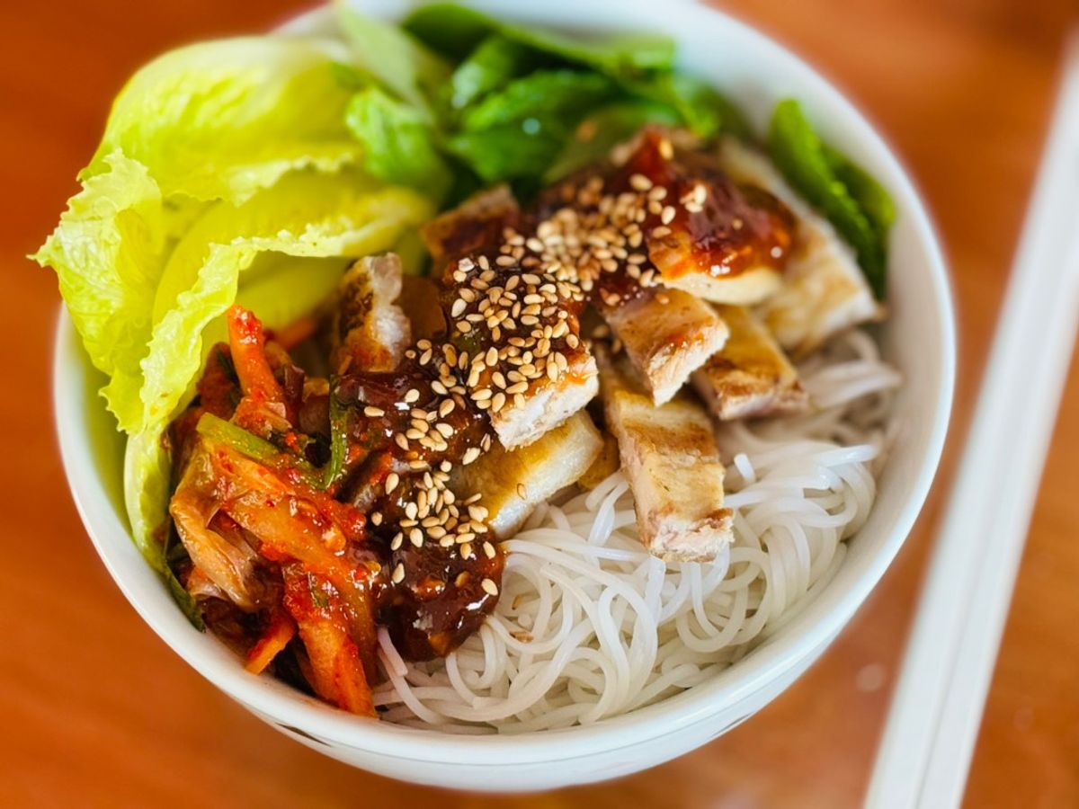 Bún Trộn Thịt Ba Chỉ Nướng, Kim Chi & Rau Diếp Non Sốt Ssamjang