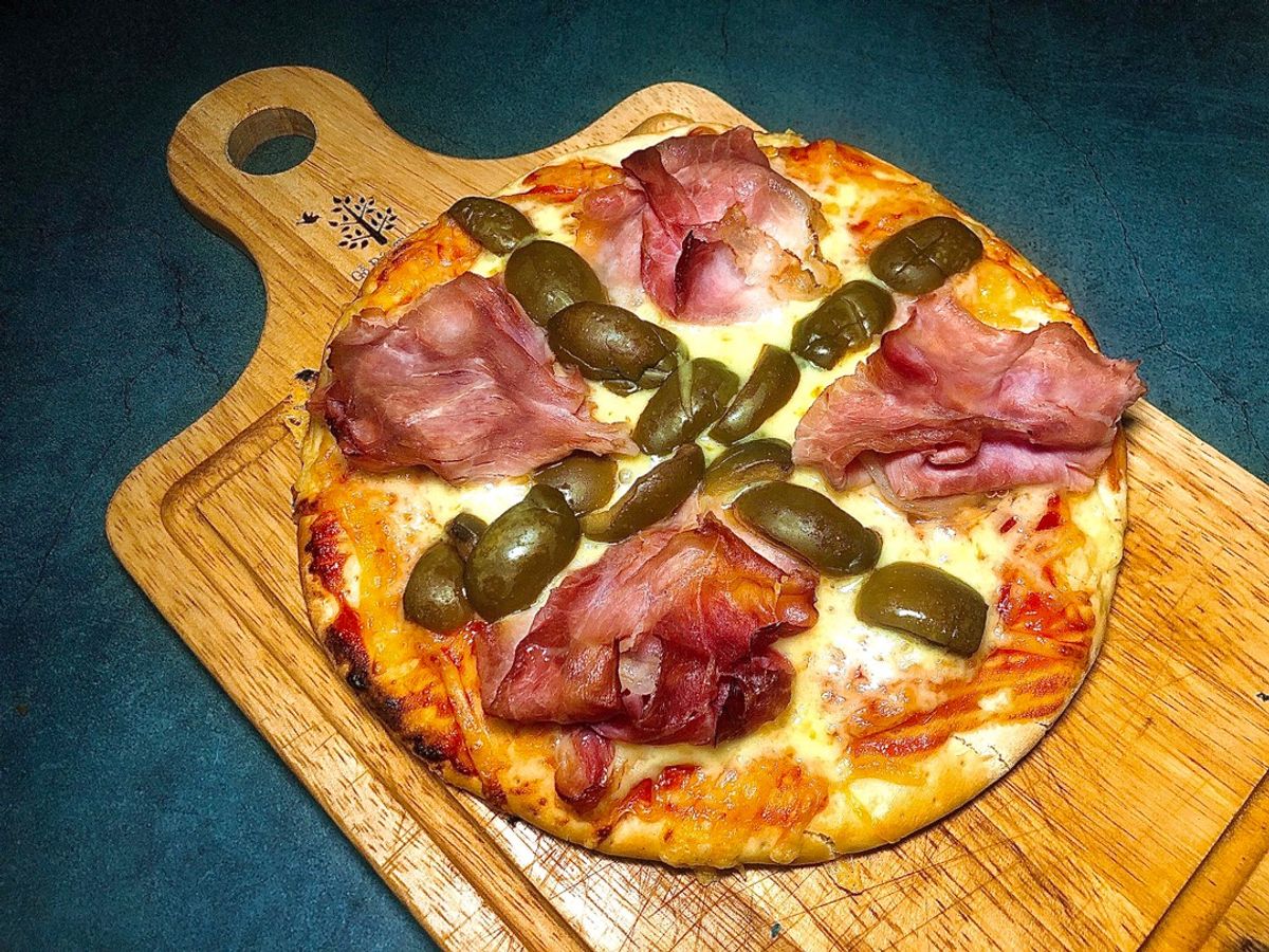 Pizza Thịt Nguội, Phô Mai và Olive