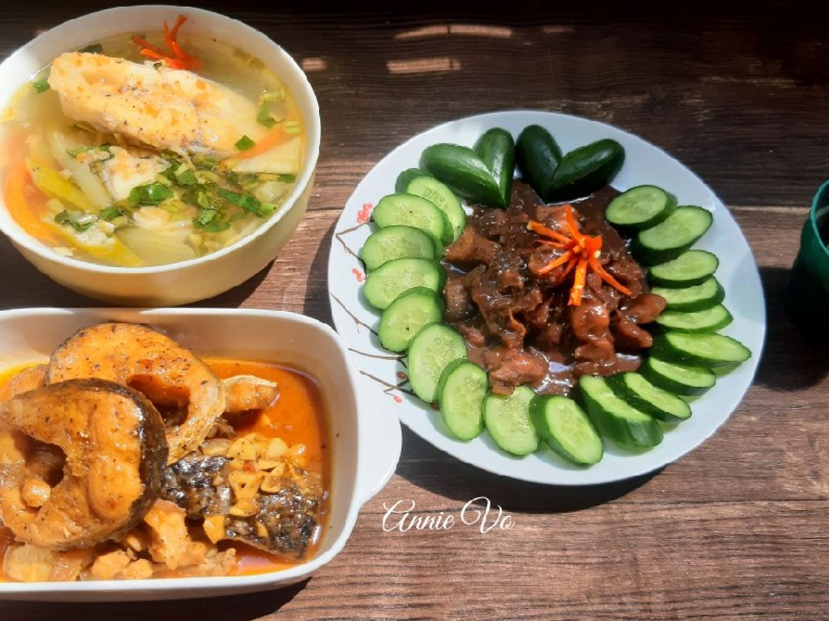 Bữa cơm canh chua cá kho tộ