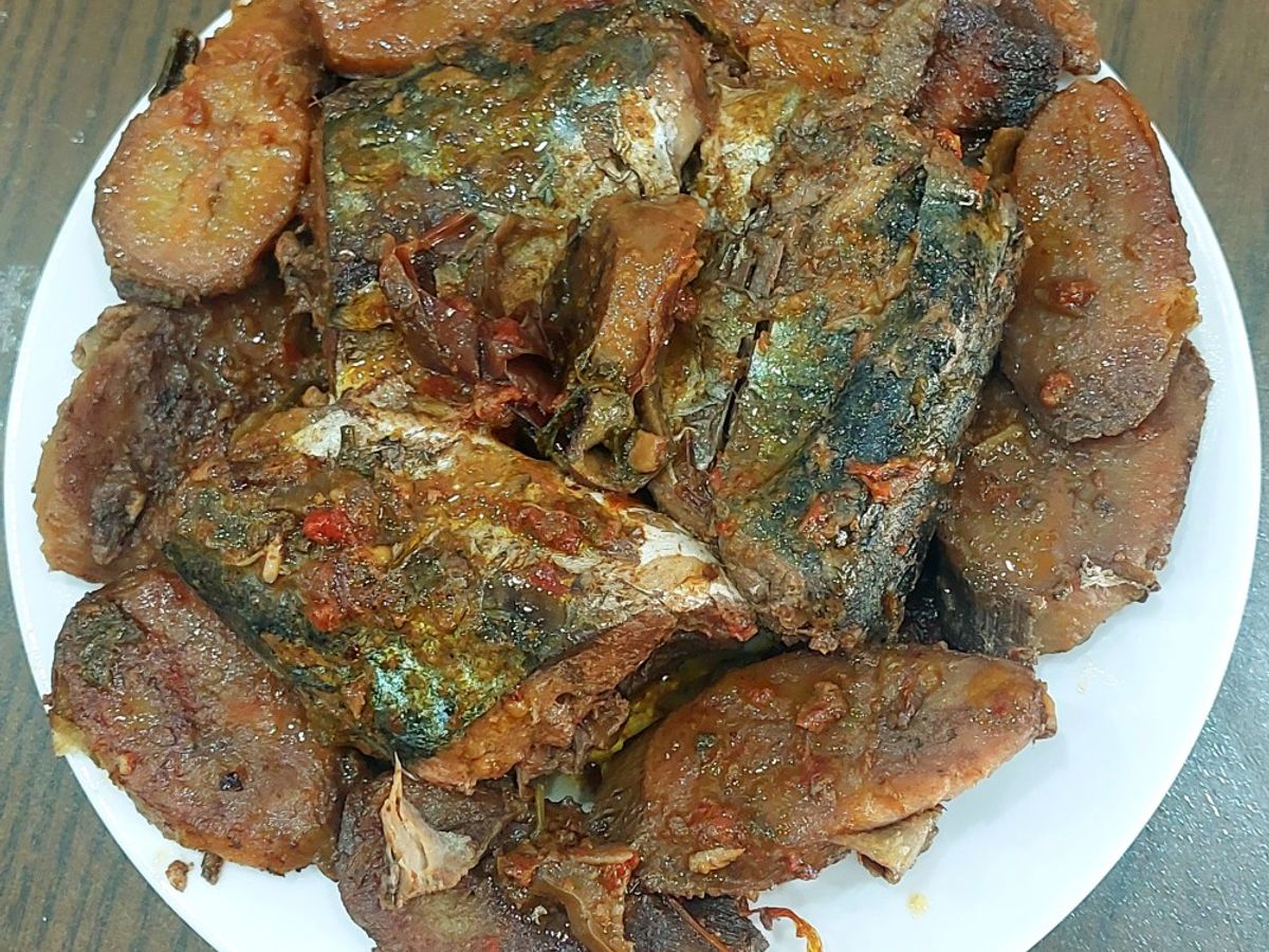Cá nục tròn kho chuối xanh