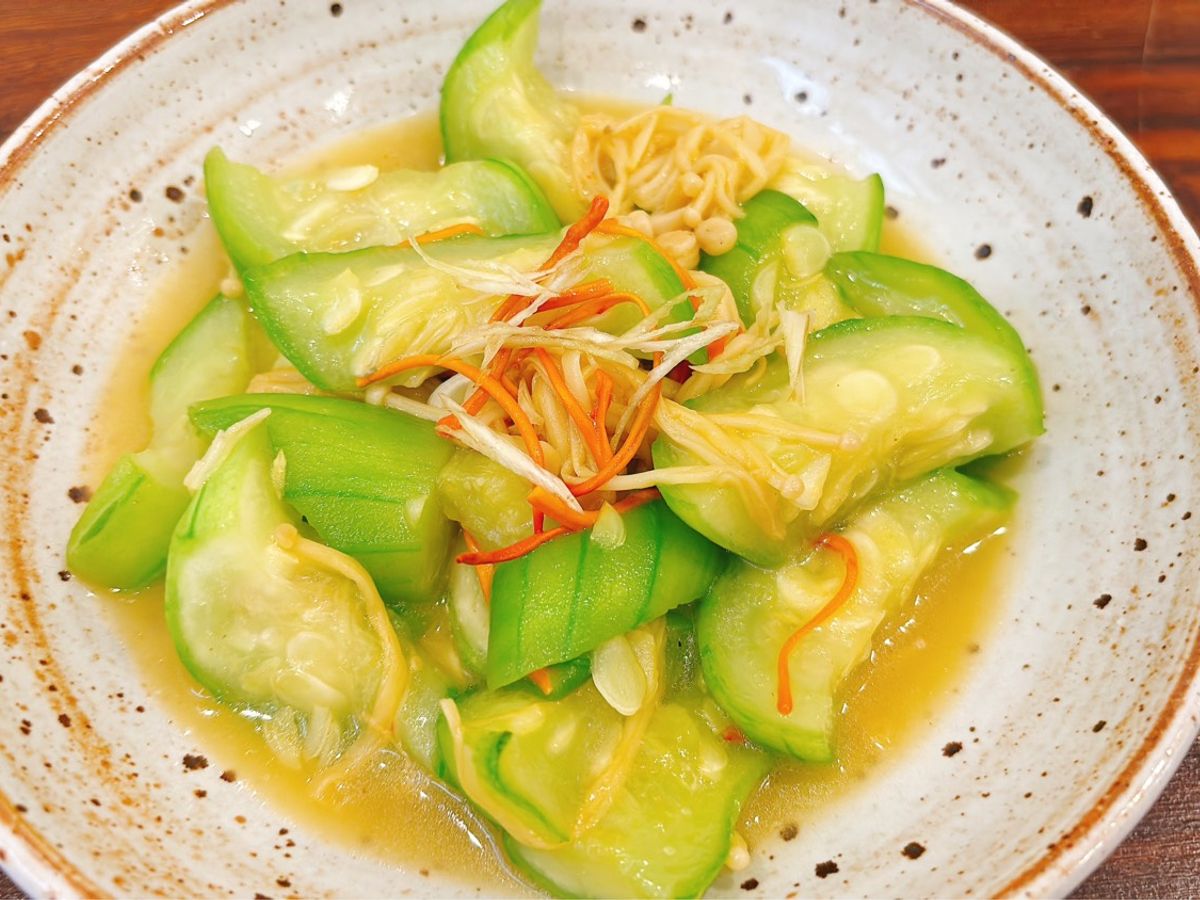 Mướp xào nấm kim châm và nấm hạ thảo