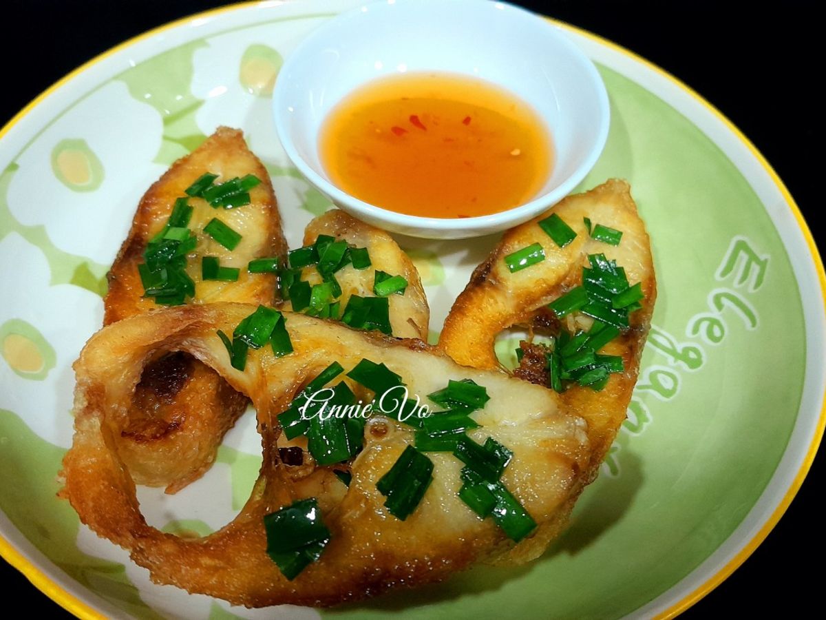 Cá diêu hồng chiên giòn mỡ hẹ