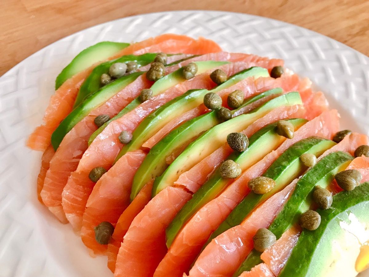 Salad Cá Hồi Xông Khói, Quả Bơ & Nụ Bạch Hoa