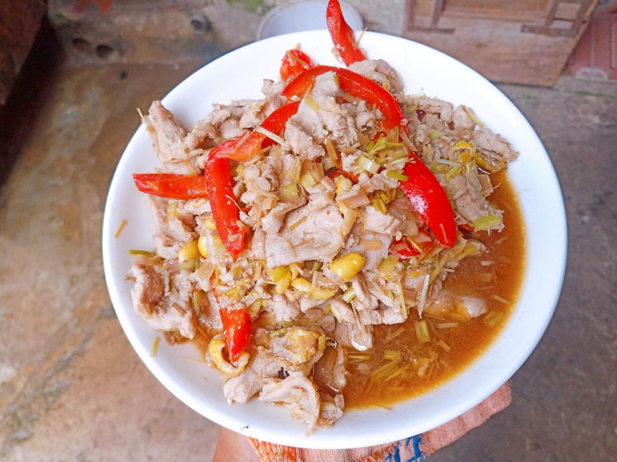 Thịt công xào sả ớt