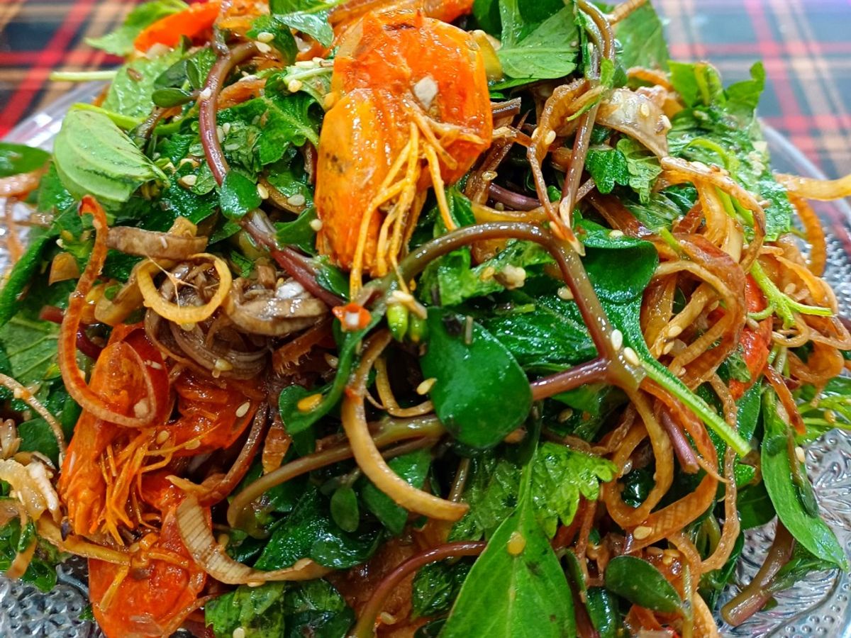 Gỏi hoa chuối, tôm, rau sam