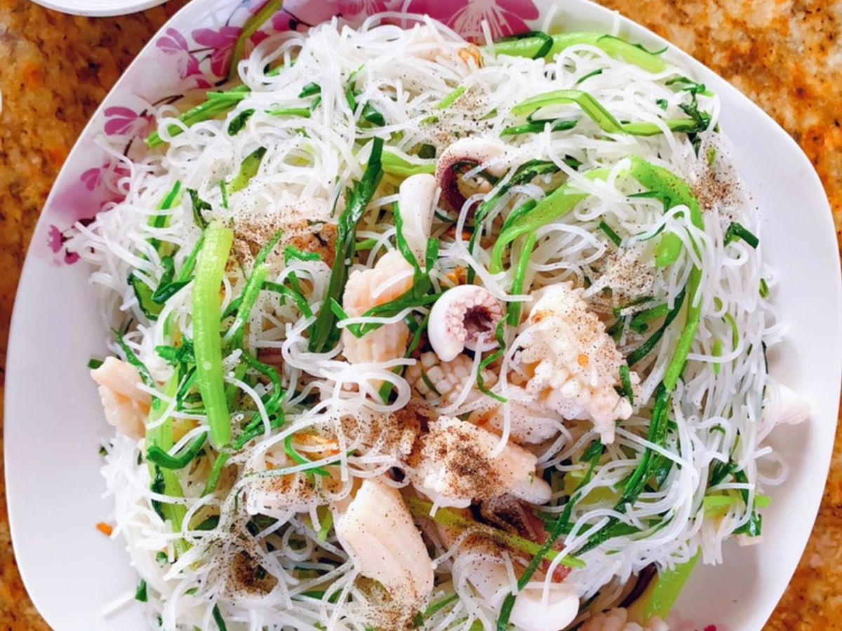 Bún gạo xào mực tươi