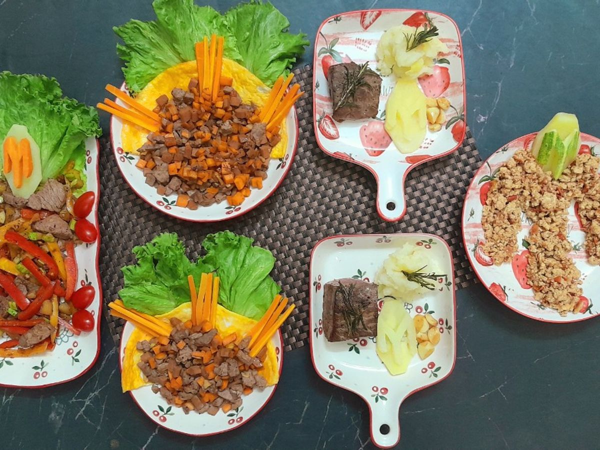 Bàn tiệc với các món từ bò và trứng