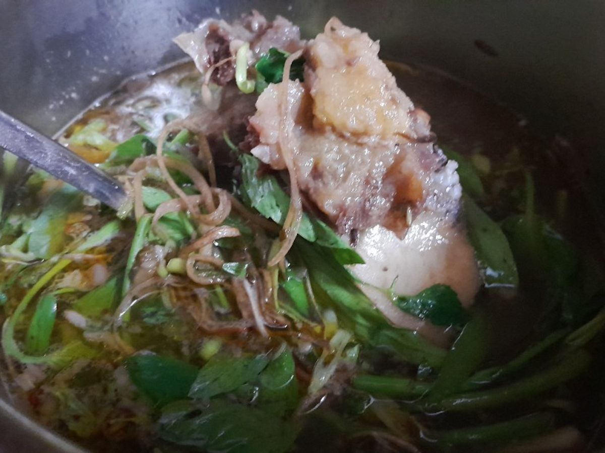 Canh xương bò nấu rau muống bắp chuối