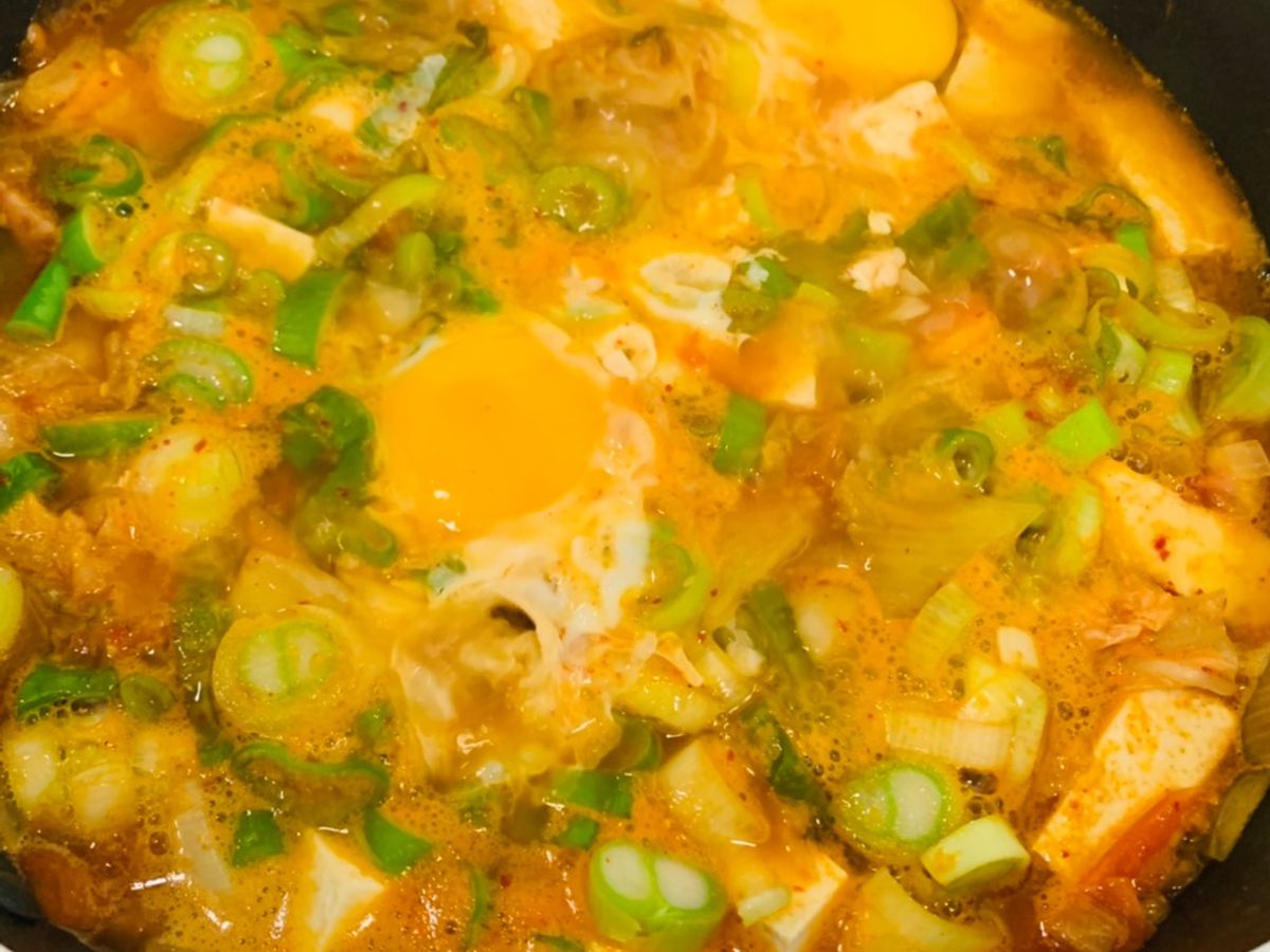 Canh kim chi đậu phụ vét tủ lạnh trong 15 phút
