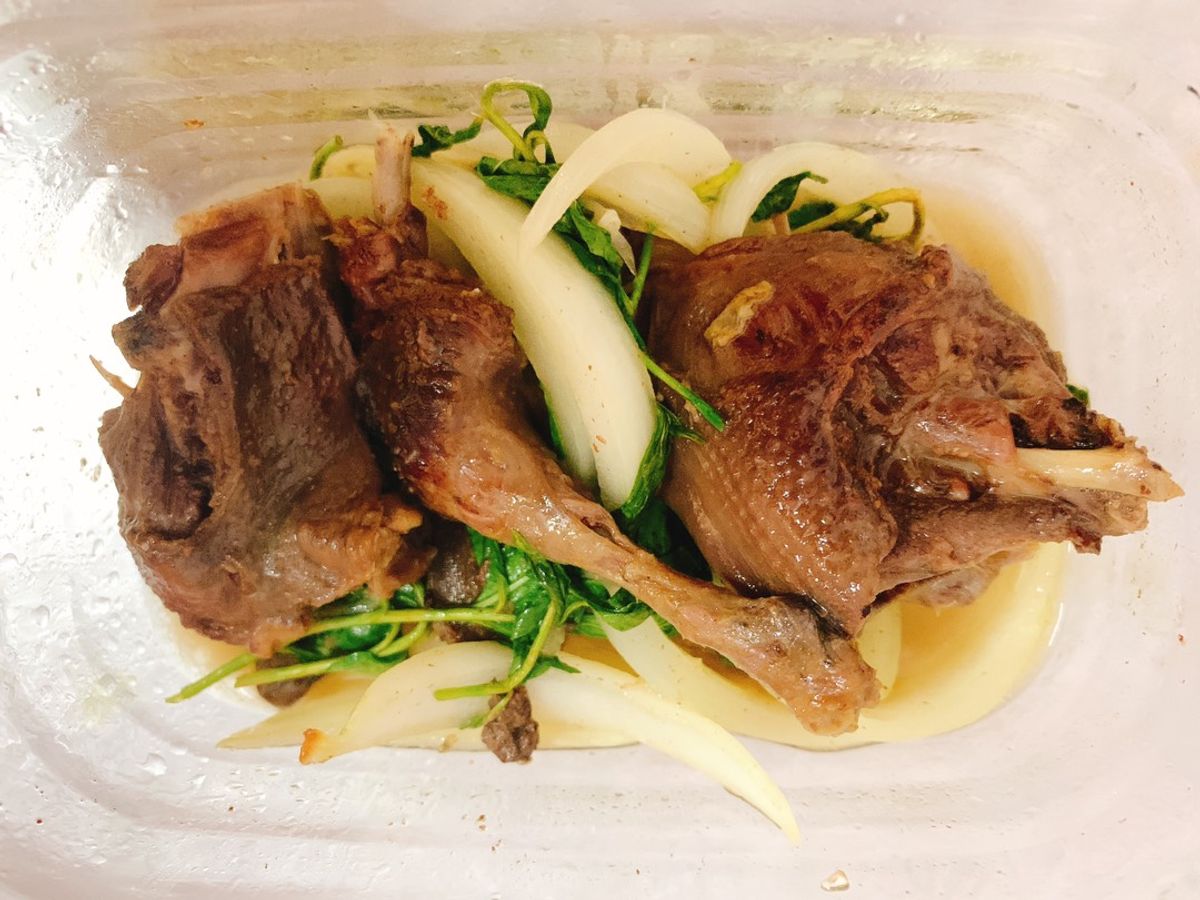 Chim bồ câu xào rau răm em bé