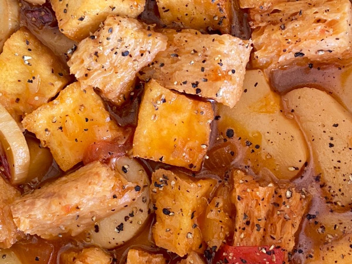 Đậu hủ, nấm và sườn chay kho cà chua thơm