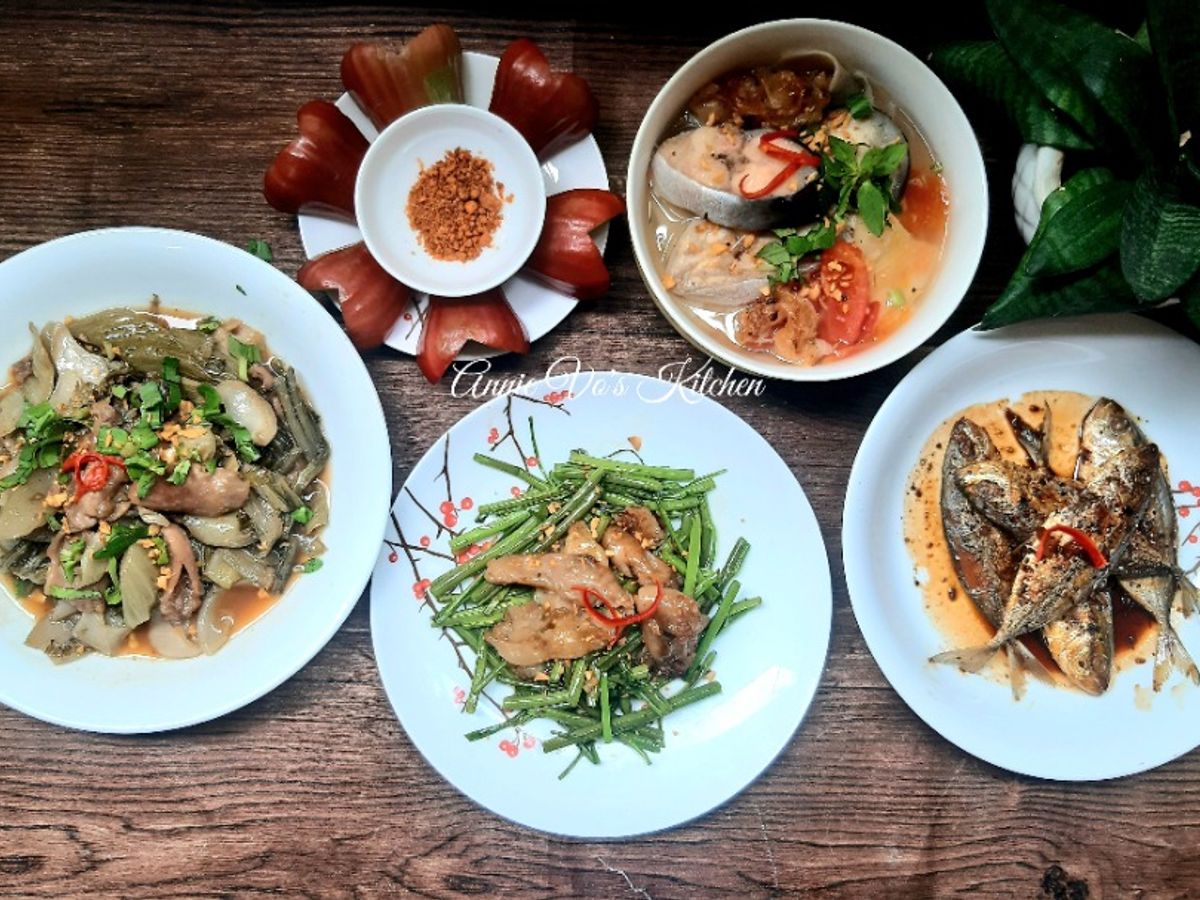 Cơm nhà với các món cá