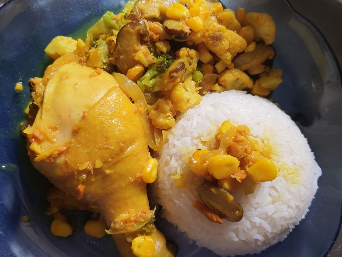 Cơm gà nghệ nấu nấm hương