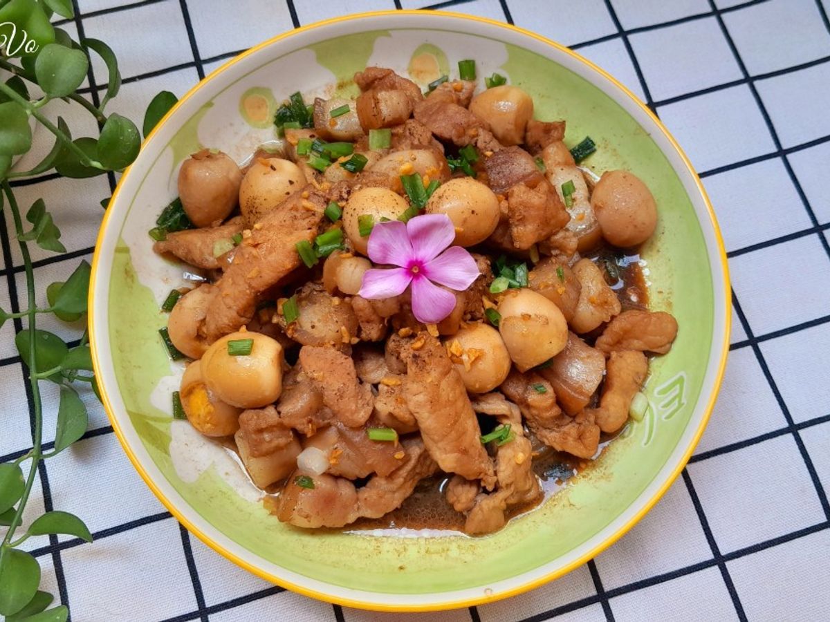 Thịt kho trứng cút