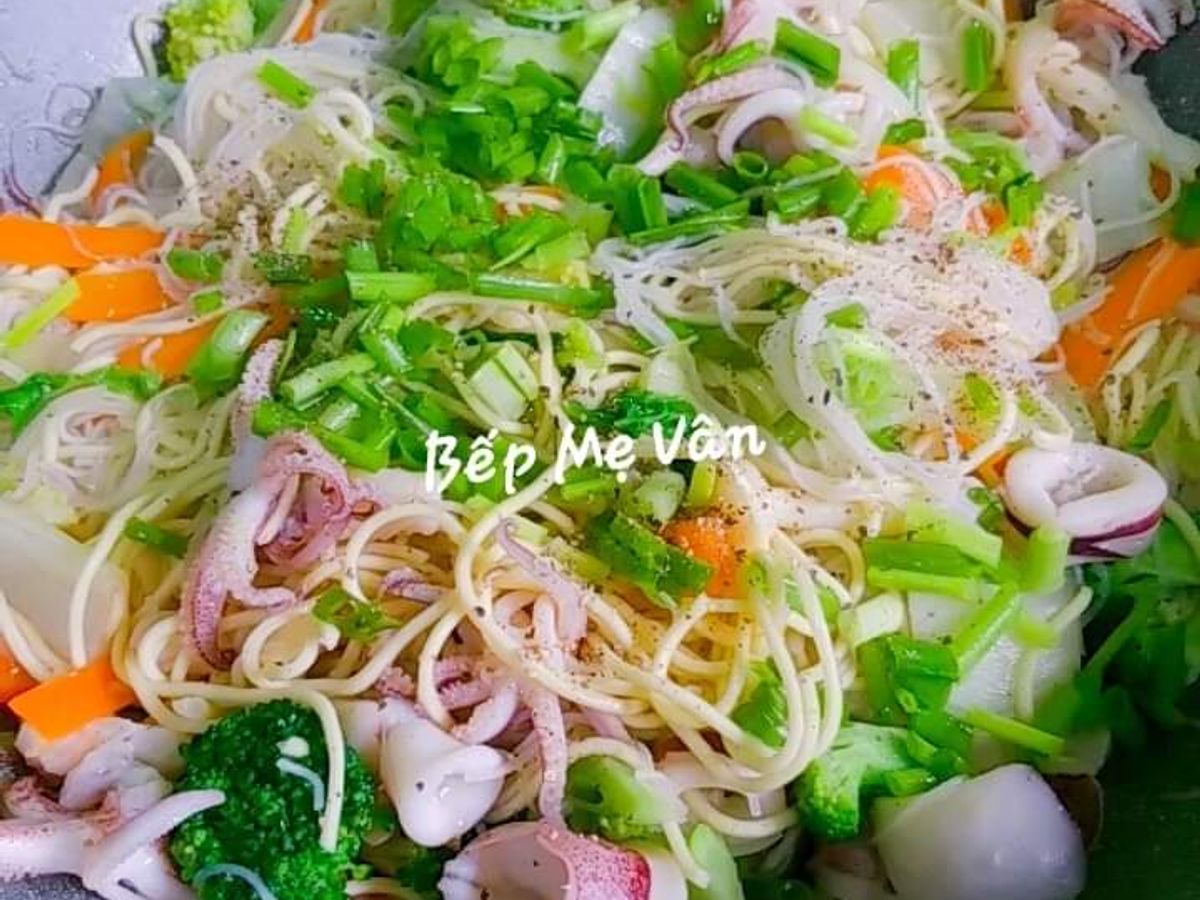 Mực xào bún mì rau củ