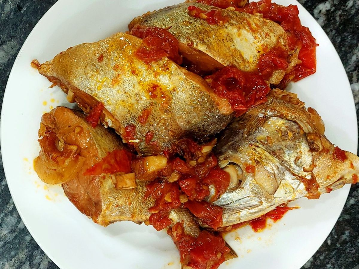 Cá mím kho cà chua, hành khô, tương ớt