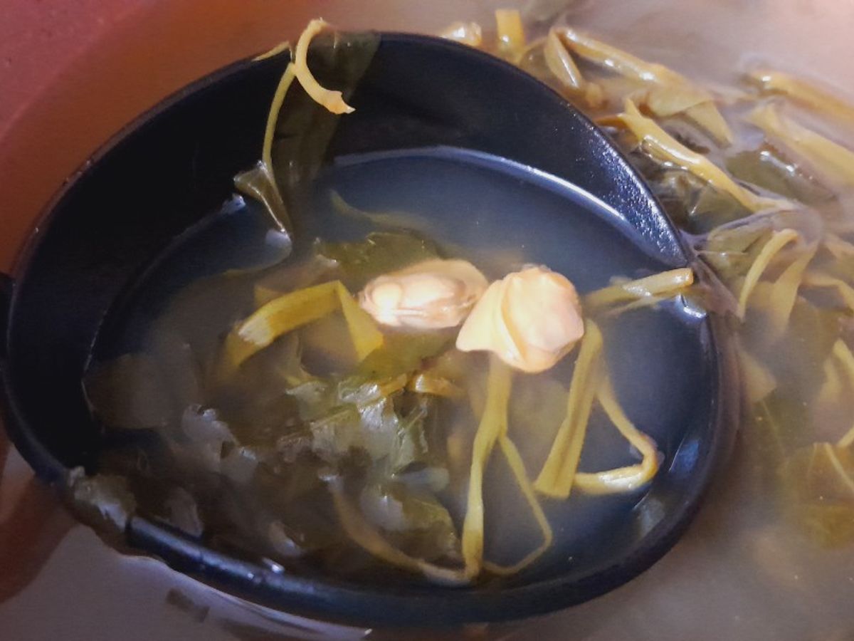 Canh rau muống nấu nghêu chua cay