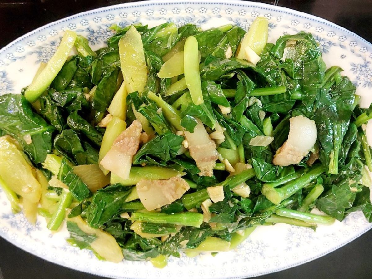 Cải làn xào thịt má heo