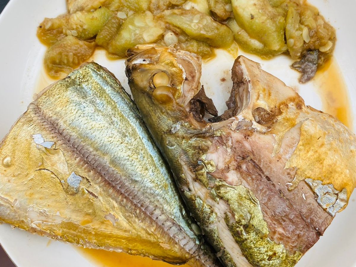 Cá hiếu luộc cạn với sả và mướp