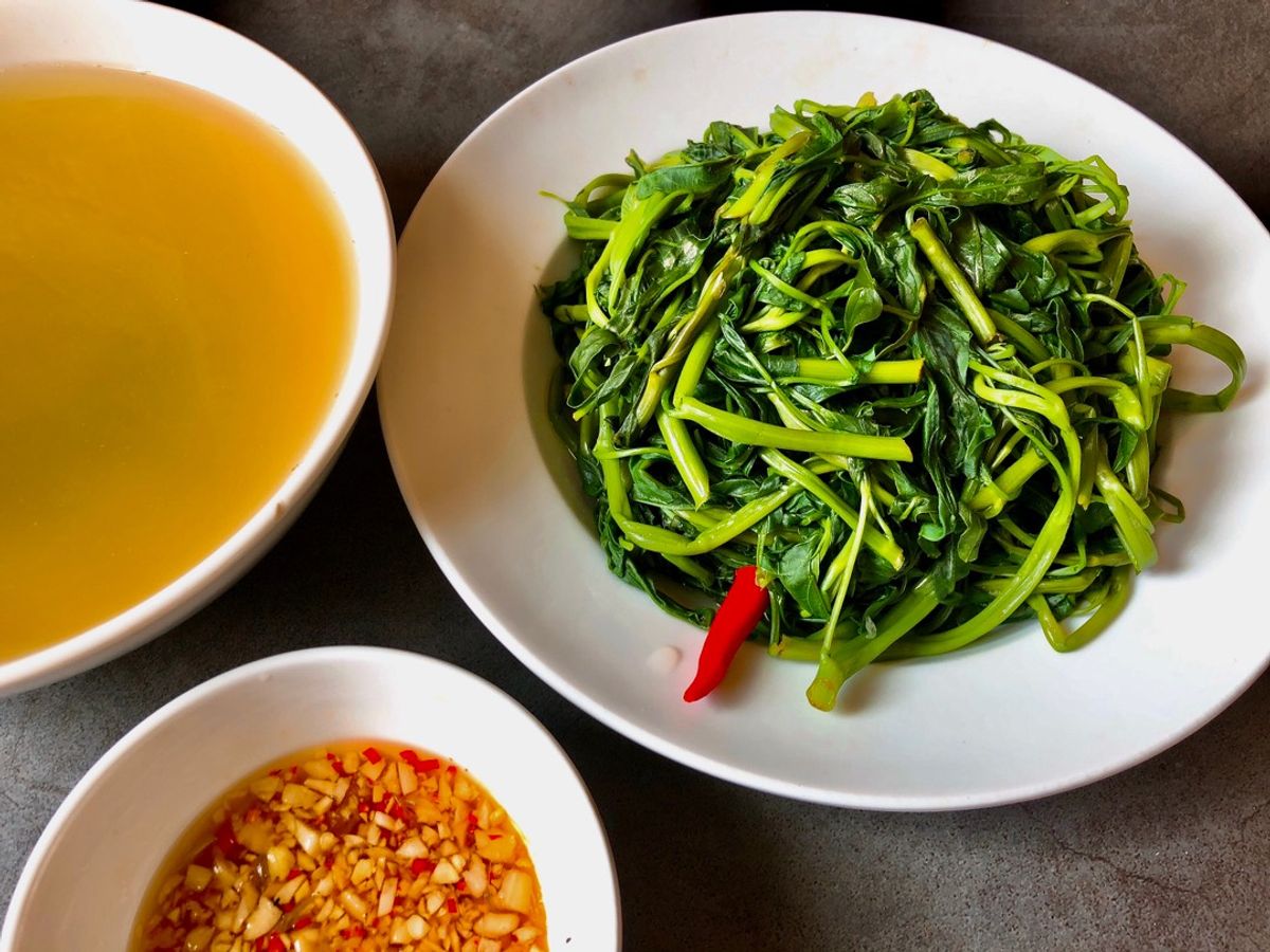 Rau Muống Luộc Xanh Rờn Chấm Mắm Tỏi