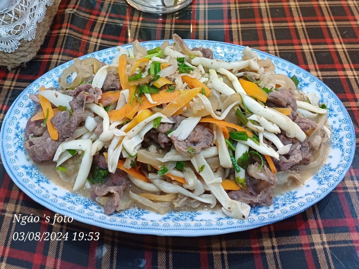 Nấm ngọc châm, cà rốt xào thịt bò và vó bò