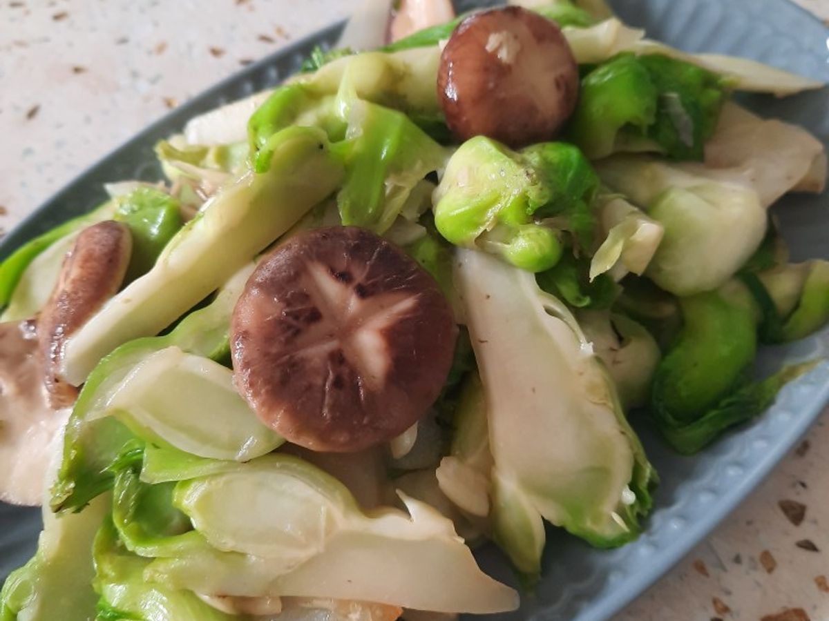 Mầm đá xào nấm đông cô